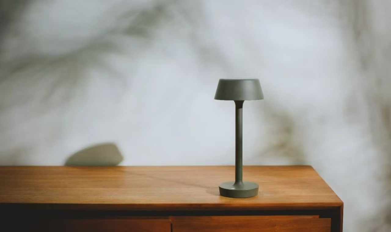 Luxury portable desk lamp